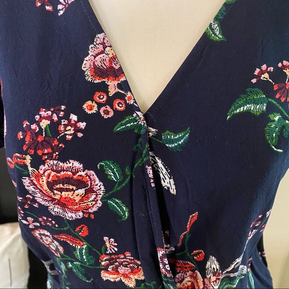 Socialite Blue Floral Front Tie Top. Size Small. Like New - Picture 7 of 8